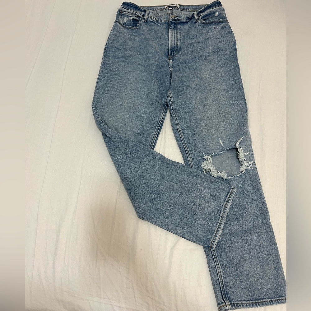 Abercrombie & Fitch The 90’s Straight Ultra High Rise Curve Love. Size 33/16L